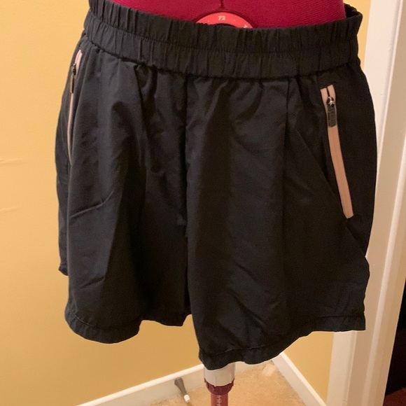 Titika Shorts with contrasting zipper pockets - Picture 1 of 6